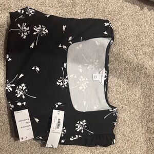 Liz Claiborne Black and White Floral Short Sleeve Top